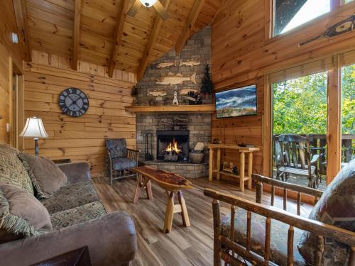 Bear Necessities 1 Bedroom Sleeps 8 Pool Table Arcade WiFi Pets - image 2