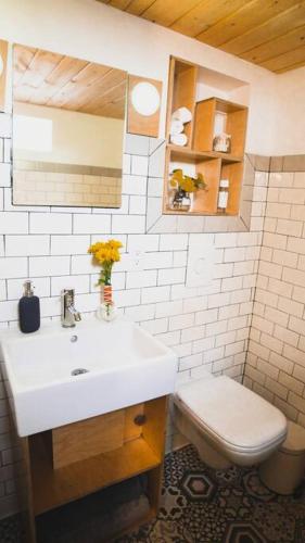 Sunny Studio Apartment in Mid-City/Korea Town LA in Los Angeles, USA