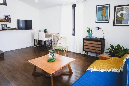 Sunny Studio Apartment in Mid-City/Korea Town LA in Los Angeles, USA