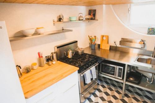 Sunny Studio Apartment in Mid-City/Korea Town LA in Los Angeles, USA