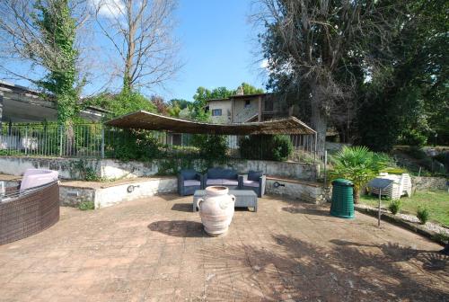 Spoleto by the pool - image 10