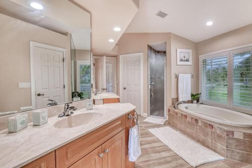Newly renovated 3 bed/3 bath in the Four Mile Cove area w. heated pool and spa. Gulf access! - image 4