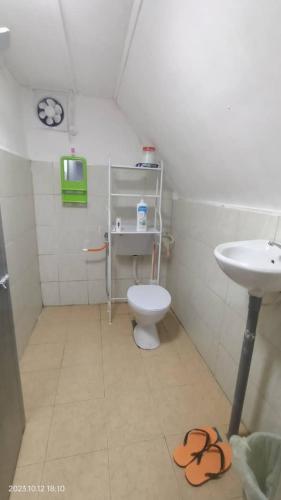 Bathroom, Nour Homestay in Tasoh Lake