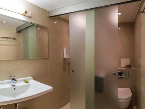 CRU Hotel - image 4