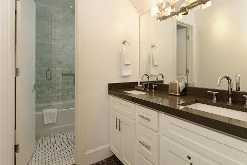 Independence Square 310, Chic, Remodeled Studio w/ Great Location in Aspen, A/C, & Kitchenette, Aspen (photo 9)