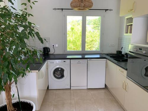 virtuve, Maison au cœur du Pic Saint Loup in Sainte-Croix-de-Quintillargues