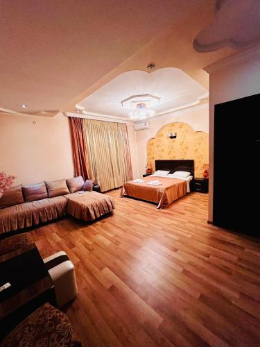 1 queen bed, 1 sofa bed