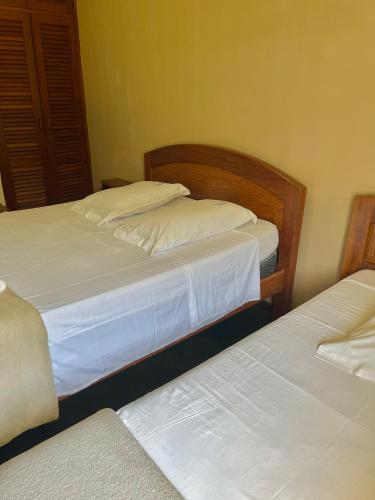 1 double bed, 1 twin bed
