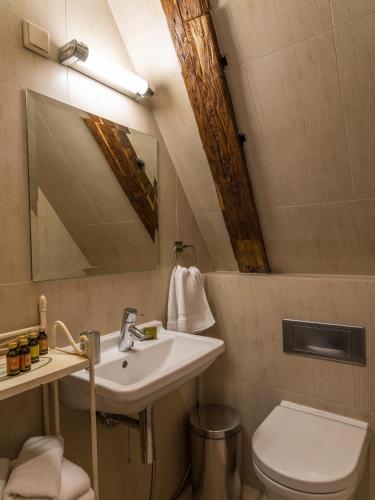 CRU Hotel - image 2