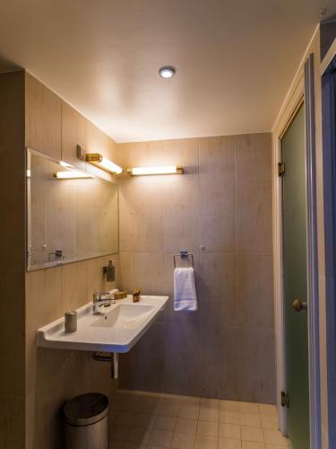 CRU Hotel - image 7