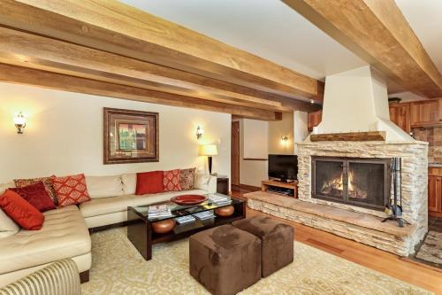 Chateau Roaring Fork Unit 22, Spacious Condo with Beautiful River Views, 4 Blocks to Town