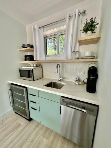 Oasis by the Bay Vacation Suites in Wasaga Beach (ON)