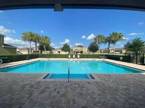 New House in Orlando with Community Pool