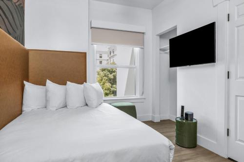 Double Room image 3