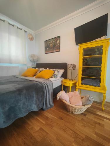 Self-contained flat, off street parking close to town and beach, Bournemouth (photo 7)