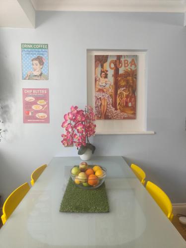 Self-contained flat, off street parking close to town and beach near Spice of India