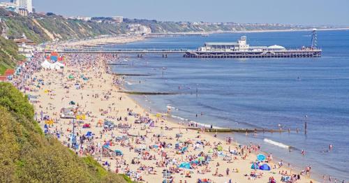 Self-contained flat, off street parking close to town and beach near Spice of India