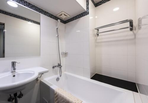 Deluxe Triple Room image 3