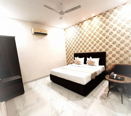 HOTEL GOLDEN A CLASS -- By Sky Prop -- Firozpur Road Ludhiana