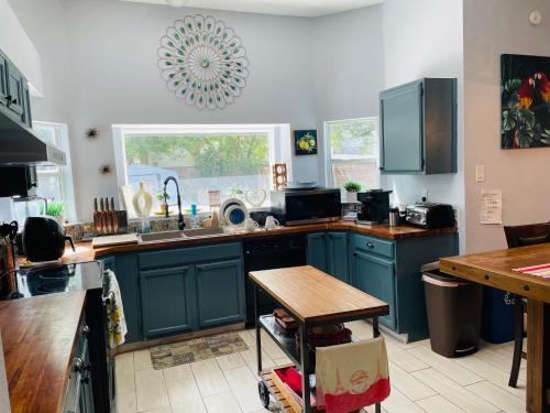 San Antonio Comfort 4 Bedroom 3 Bath home 5 Mins from Sea World in San Antonio, USA
