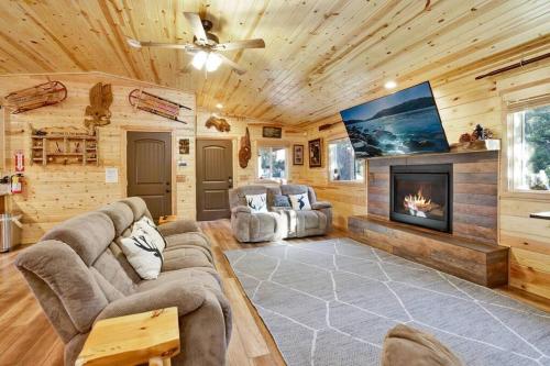 Skyline Lodge- Impeccable Moonridge Log Cabin Retreat