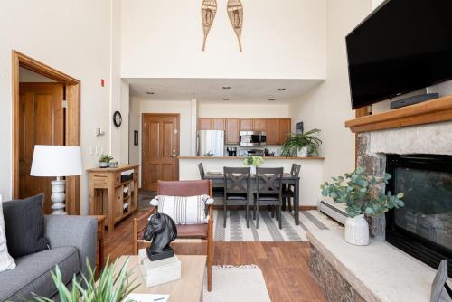Mountain Views Galore - Avon Condo - Walk to Town in Avon, USA