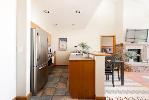 Mountain Views Galore - Avon Condo - Walk to Town in Avon, USA