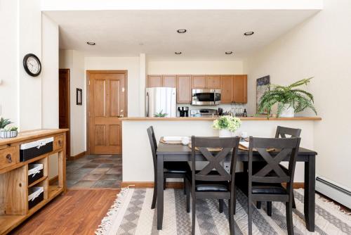 Mountain Views Galore - Avon Condo - Walk to Town in Avon, USA