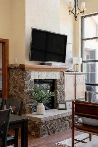 Mountain Views Galore - Avon Condo - Walk to Town in Avon, USA