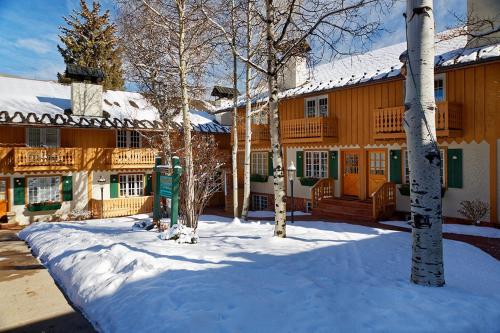 Alpenblick 10, Three level Townhome, Two Block From the Gondola