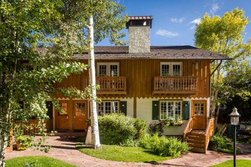 Alpenblick 10, Three level Townhome, Two Block From the Gondola