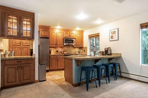 Adventure awaits in cozy retreat between Vail and Beaver Creek in Vail, USA