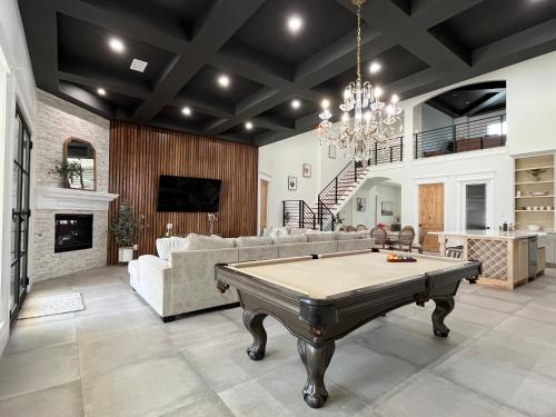 Luxury (Less than mile from AT&T Stadium/GlobeLife) GameRoom/Basketball Hoop