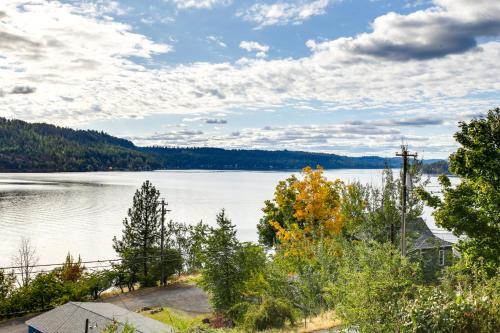 Harrison Getaway with Deck and Lake Views!