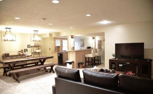 OFF CAMPUS UC Room