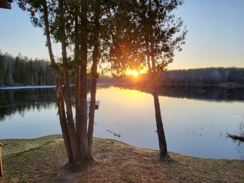 BowLakeHouse - Lakefront Cottage with Beach