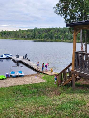 . BowLakeHouse - Lakefront Cottage with Beach