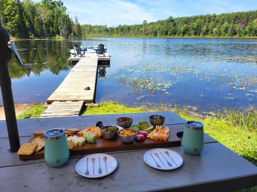 BowLakeHouse - Lakefront Cottage with Beach