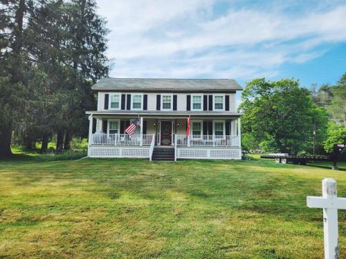 Historic American Farmhouse 1870 - 10 miles from Cherry Springs! in Coudersport, USA