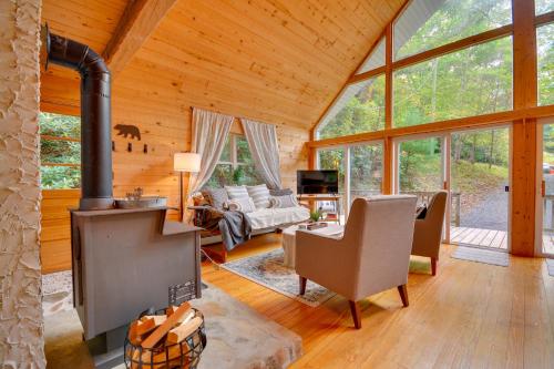 Serene Fancy Gap Cabin Retreat in Private Setting! in Fancy Gap, USA
