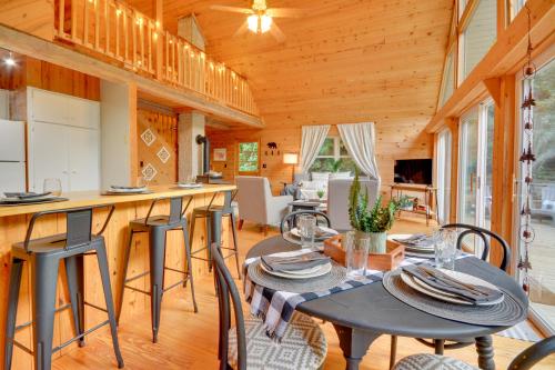 Serene Fancy Gap Cabin Retreat in Private Setting! in Fancy Gap, USA
