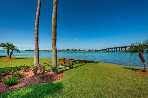 Bahia Vista Sandy Toes, Sailboats & Spectacular Sunsets - All On Isla in St Petersburg, USA