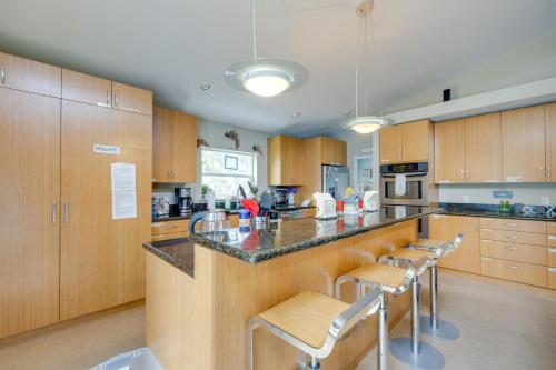 House with Hot Tub and Deck - Walk to Seaside Beach!, Seaside (foto 2)