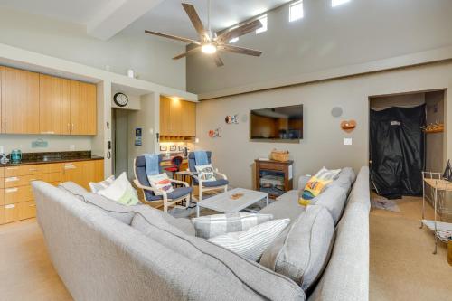 House with Hot Tub and Deck - Walk to Seaside Beach!, Seaside (foto 5)