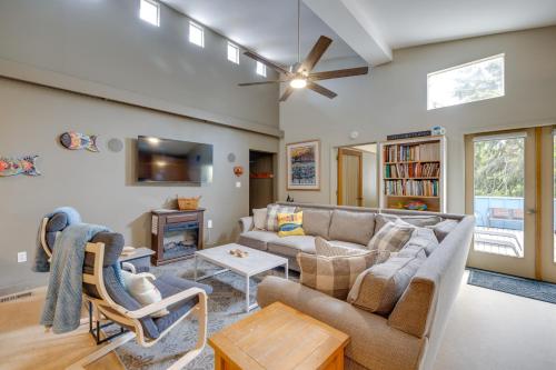 House with Hot Tub and Deck - Walk to Seaside Beach!, Seaside (foto 6)