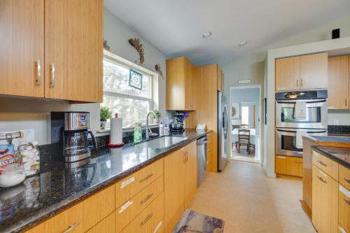 House with Hot Tub and Deck - Walk to Seaside Beach!, Seaside (foto 8)