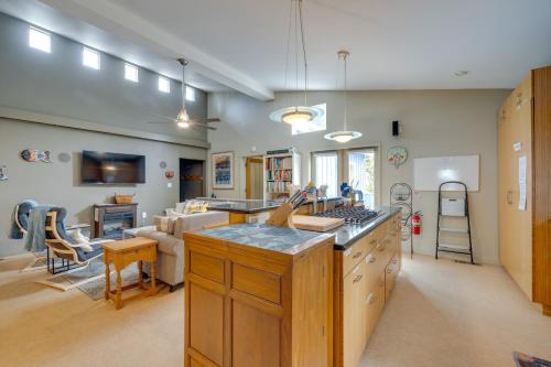 House with Hot Tub and Deck - Walk to Seaside Beach!, Seaside (foto 9)