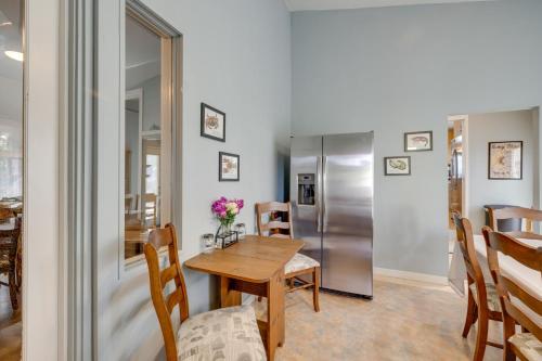 Large House with Hot Tub and Deck - Walk to Beach - image 10