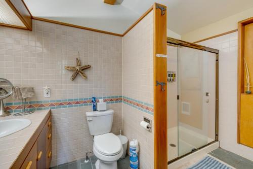 Large House with Hot Tub and Deck - Walk to Beach - image 14