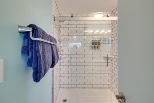 Large House with Hot Tub and Deck - Walk to Beach - image 6